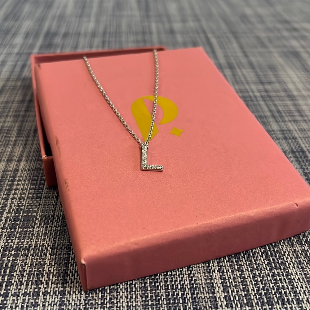 5/$20❤️ L necklace new with box